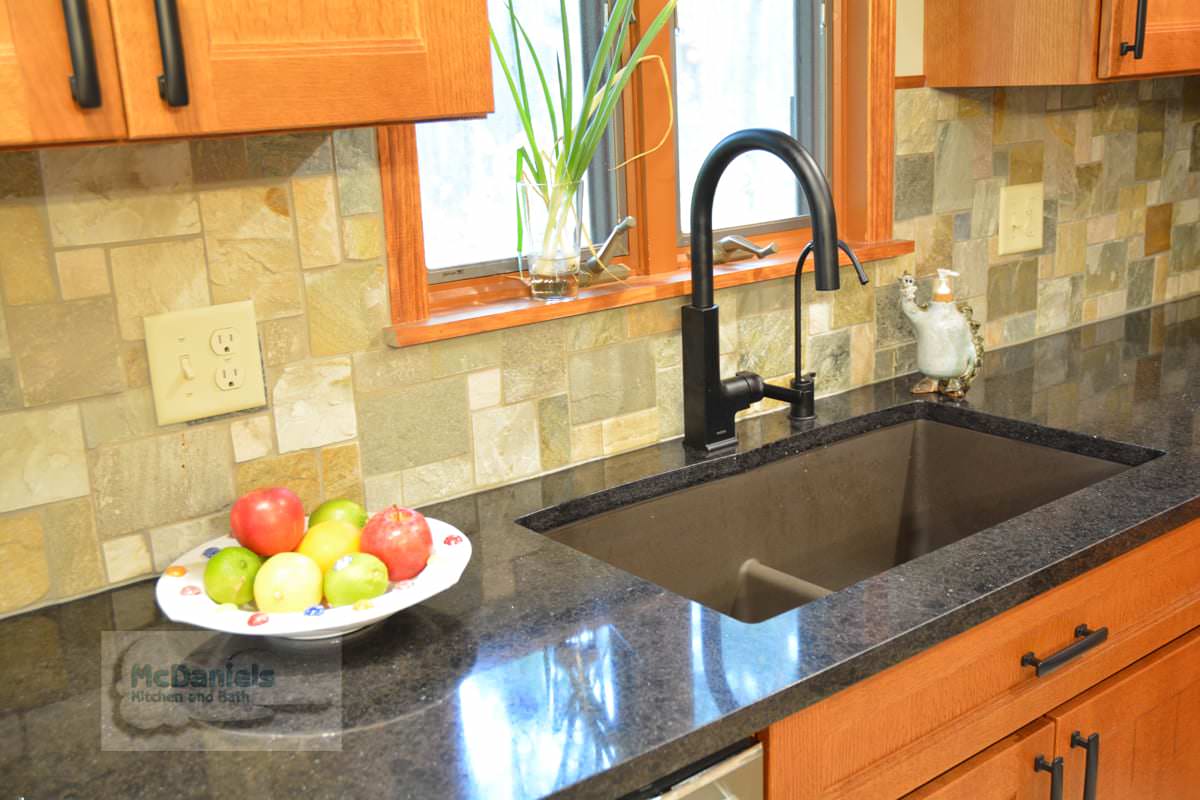 Kitchen with quartz kitchen countertops