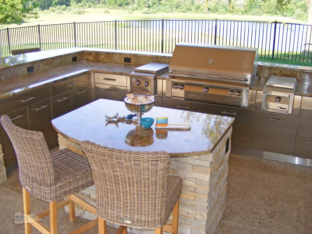 outdoor kitchen seating area